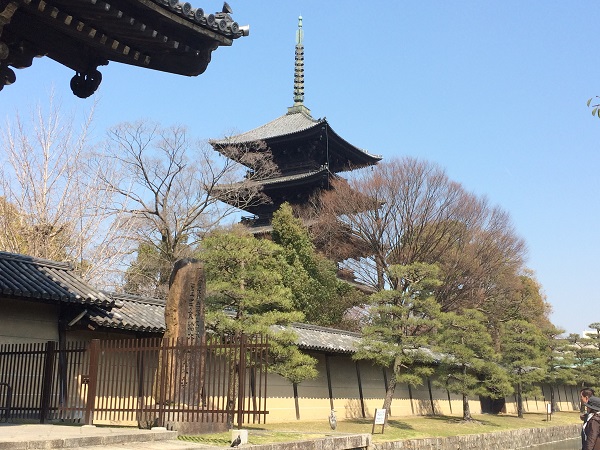 「五重塔を春の温かき空に仰ぐ　カステラを懐いて徘徊す――1907年4月4日の旅日記」(1)